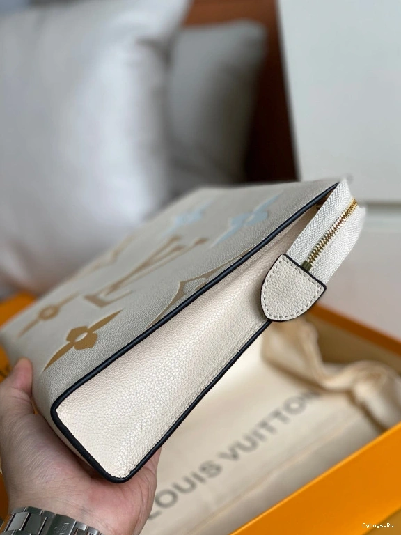 26 LOUIS POUCH VUITTON TOILETRY 0329